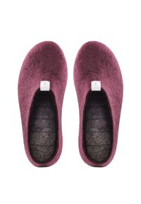 Fialové plstěné pantofle s hladkým povrchem, zakulaceným tvarem a šedými vložkami. Na horním středu mají malou bílou štítku.