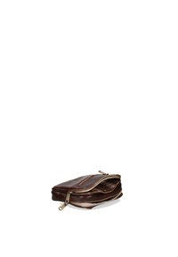 Portafoglio in pelle marrone con due scomparti con zip, caratterizzato da hardware in tonalità oro e una finitura testurizzata. Design minimalista, forma compatta.
