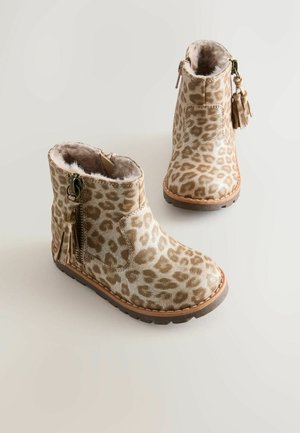 Botine cu imprimeu de leopard, realizate din material moale, cu căptușeală din blană artificială, fermoar lateral și accent cu ciucure. Talpa din cauciuc maro.
