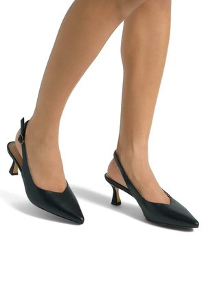 Scarpe slingback in pelle nera con punta affilata, tacco basso e una sottile cinghia alla caviglia con fibbia. Texture liscia senza motivi visibili.