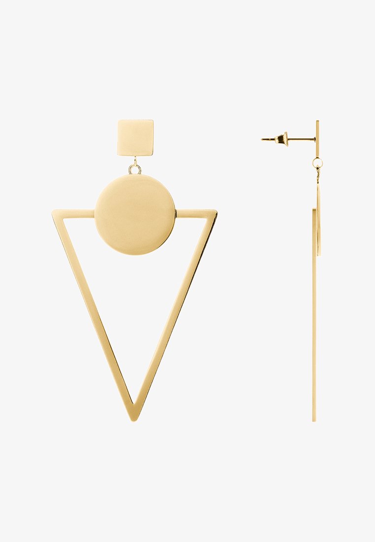 Goldfarbene Ohrringe mit geometrischen Formen: ein quadratischer Stecker, ein kreisförmiger Anhänger und ein dreieckiger Tropfen, alle mit einer glatten, polierten Oberfläche.