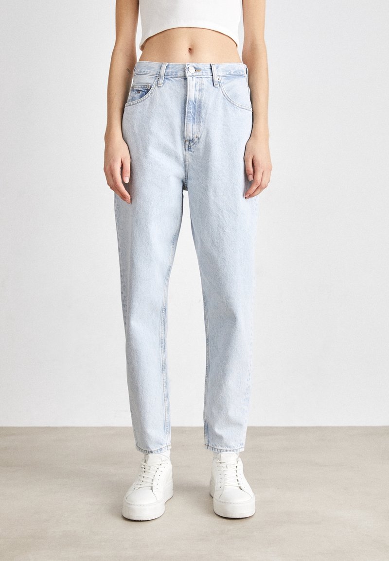 Ljust blå högmidjade jeans med avslappnad passform, med knapp- och dragkedjeslutning, fem fickor och en lätt blekning på framsidan.