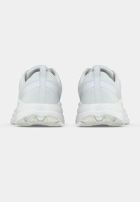 Λευκά αθλητικά παπούτσια με υφασμένο ανώτερο μέρος με υφή και επενδεδυμένο περιμετρικό τμήμα. Διαθέτουν θηλιά για εύκολη φορεσιά και μαλακή σόλα με κυματοειδή σχεδίαση.