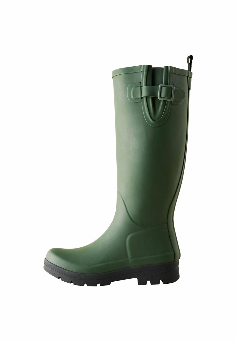 Groene rubberen regenlaars met een gestructureerd oppervlak, verstelbare riemdetails aan de bovenkant en een robuuste zwarte zool voor grip.