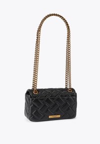 Czarna pikowana skórzana torebka na ramię ze złotym łańcuszkowym paskiem i plakietką z logo. Prostokątny kształt z fakturowanymi detalami na powierzchni.