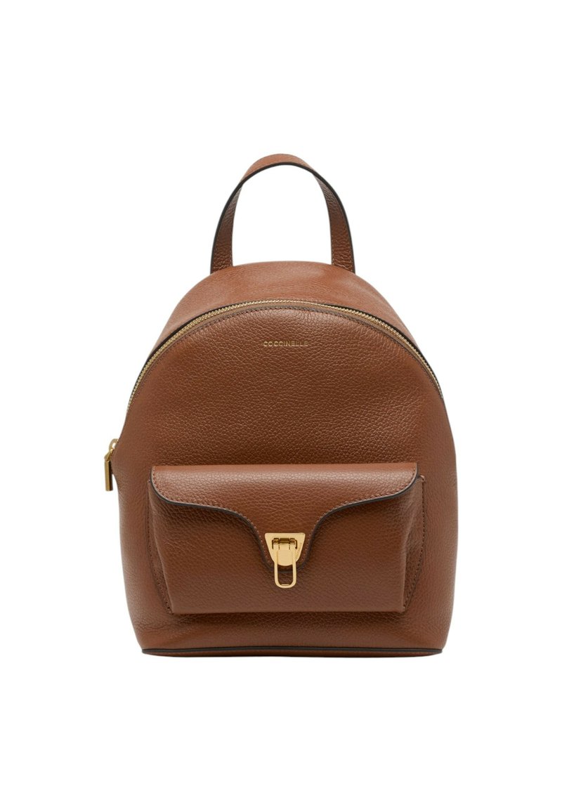 Zaino in pelle marrone con design arrotondato, metalleria dorata, tasca anteriore con chiusura a scatto e finitura testurizzata.