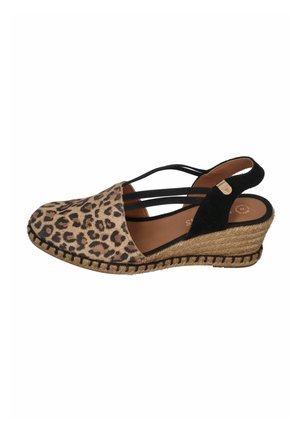 Keilsandale mit Leopardenmuster vorne, schwarzen elastischen Riemen, schwarzem Fersenriemen und geflochtener Jute-Plateausohle.