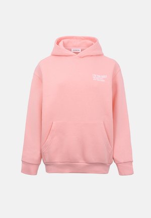 Sweat à capuche rose clair avec poche avant et texte blanc sur la poitrine indiquant : « Je suis trop occupé pour les longs messages, envoie-moi juste des mèmes. »