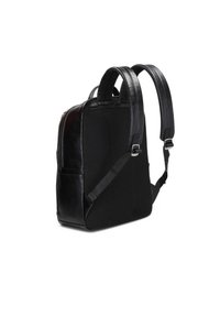 Čierny kožený a textúrovaný tkaninový batoh s polstrovanými ramennými popruhmi, zipsom, bočnou kapsou a minimalistickým dizajnom.
