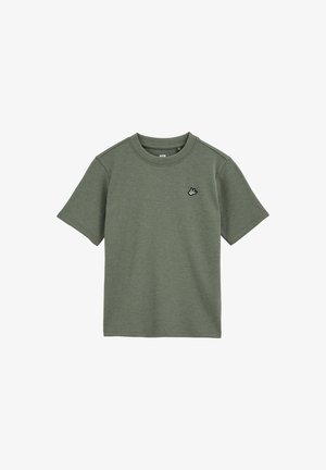 Koszulka z krótkim rękawem w kolorze oliwkowej zieleni, wykonana z bawełny, z okrągłym dekoltem, z małym czarnym haftowanym logo na lewej piersi. Miękka w dotyku, o klasycznym kroju.