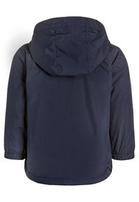 Lekka kurtka w kolorze granatowym z kapturem, elastycznymi mankietami i gładką, nylonową fakturą. Tylna część posiada prosty krój bez widocznych logo.