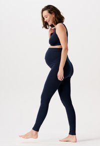 Ensemble de top de maternité côtelé marine et de leggings, avec un design ajusté, une texture douce et un tissu extensible, idéal pour le confort pendant la grossesse.