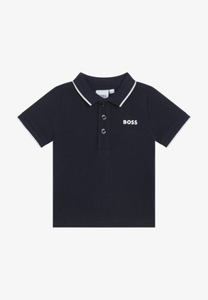 Polo azul marino con cuello clásico, tapeta de tres botones y ribete blanco en el cuello y las mangas. Cuenta con el logo "BOSS" bordado.