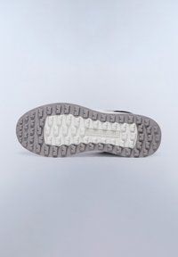 Suola di sneaker grigio chiaro con una intersuola bianca testurizzata. Presenta scanalature profonde per una buona aderenza e una sezione brandizzata al centro.