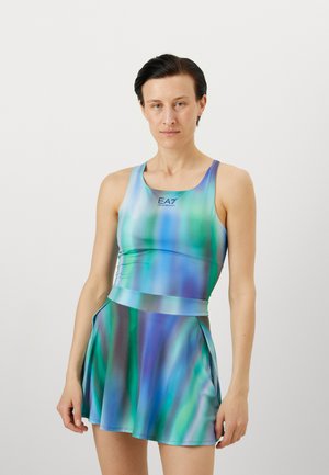 Vestido deportivo con un corsé ajustado y falda acampanada, confeccionado en una tela ligera y elástica con un patrón degradado de tonos azules y verdes.
