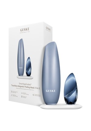 Slank blauw-grijs GESKE contactloos magnetisch peelingsmasker apparaat en applicator op witte standaard, met productdoos met merk en kenmerken.