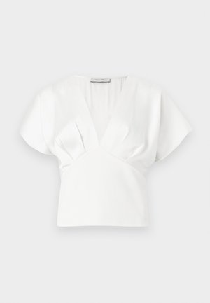 Biele tričko s krátkym rukávom a výstrihom do V s plisovaným dizajnom. Vyrobené z hladkej látky, má štruktúrovaný strih a minimalistický štýl.