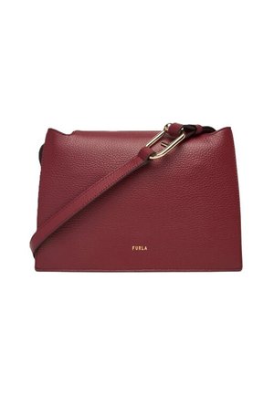 Borsa Furla in pelle color bordeaux con superficie texturizzata, ferramenta dorata, tracolla regolabile e logo impresso al centro davanti.