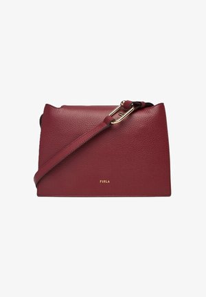 Borsa Furla in pelle color bordeaux con superficie texturizzata, ferramenta dorata, tracolla regolabile e logo impresso al centro davanti.