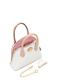 Borsa in pelle bianca con interno rosa, accessori in oro e manici marrone chiaro. Include una catena removibile e una molletta bianca per capelli.