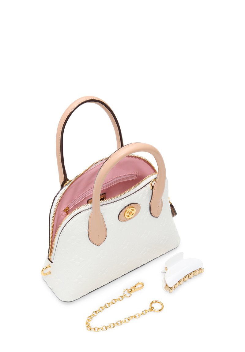 Sac à main en cuir blanc avec un intérieur rose, des accessoires en or, et des poignées marron clair. Comprend une chaîne amovible et une pince à cheveux blanche.