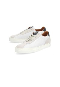 Weiße Ledersneaker mit grauen Wildlederakzenten, runder Zehenform, flachen Schnürsenkeln, Gummisohle und einer dunklen Fersenkappe mit goldenen Logoakzenten.