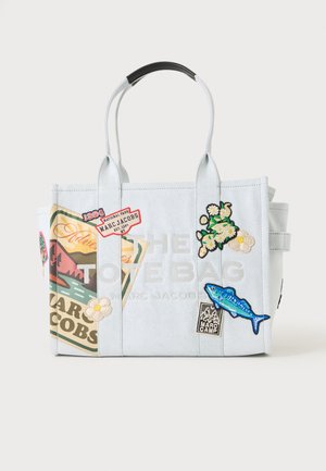 Lichtblauwe Marc Jacobs shopper versierd met patches, waaronder bloemen, een vis, een berglandschap en diverse logodesigns.