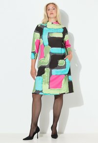 Värikäs mekko, jossa on muotoja vaaleanpunaisena, vihre�änä ja sinisenä tummalla pohjalla. Pitkät hihat, pyöreä pääntie ja sivutaskut.
