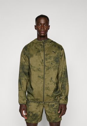 Groene camouflage-gepatroonneerde sportjack met een rits aan de voorkant en een capuchon, gecombineerd met bijpassende shorts, gemaakt van lichtgewicht stof.