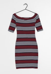 Rød, hvid og marineblå stribet bodycon-kjole med off-the-shoulder design og korte ærmer, lavet af strækbart bomuldsstof.