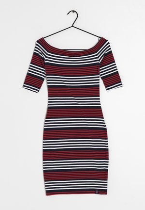 Gestreiftes Bodycon-Kleid in Rot, Weiß und Marineblau mit schulterfreiem Design und kurzen Ärmeln, aus dehnbarem Baumwollmaterial.
