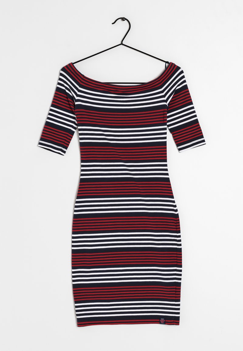 Rød, hvid og marineblå stribet bodycon-kjole med off-the-shoulder design og korte ærmer, lavet af strækbart bomuldsstof.