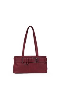 Bolso de mano burdeos hecho de cuero sintético, con dos correas resistentes, un detalle de cinturón con hebilla de metal y una textura suave.