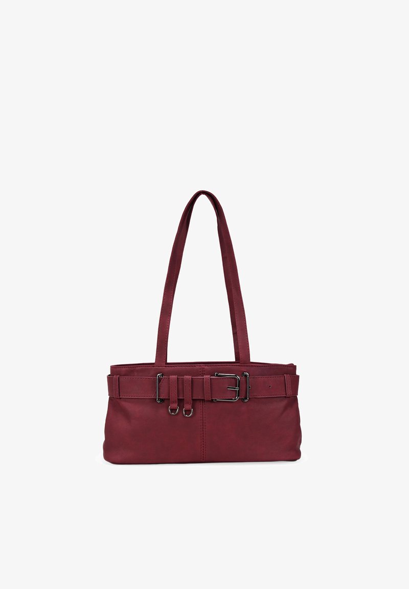 Bolso de mano burdeos hecho de cuero sintético, con dos correas resistentes, un detalle de cinturón con hebilla de metal y una textura suave.