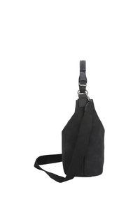 Zwarte suède crossbody handtas met een verstelbare schouderband en zilveren metalen hardware op een witte achtergrond.