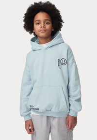 Felpa leggera blu con tasca frontale, polsini a coste e dettagli ricamati tra cui una faccina sorridente e il testo "STAY AWESOME". Materiale in cotone.