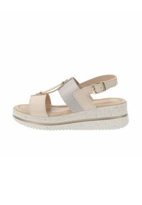 Sandali platform beige con una fascia accentuata argentata texturizzata e una cinghia posteriore con fibbia. La suola presenta un design bianco screziato.