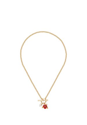 Collier en chaîne dorée avec un fermoir à bascule, ornée d'un pendentif en forme de rose rouge et d'un petit pendentif en perle blanche.