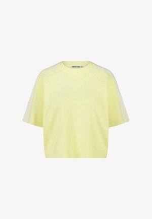 Korte mouwen, lichtgeel gebreid shirt met ronde hals en subtiele witte strepen langs de schouders en mouwen, met het label "America Today."