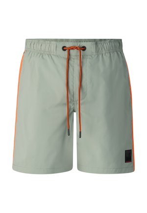 Shorts de bain vert clair avec des bandes latérales orange, un cordon de serrage orange, une taille élastique et un petit patch rectangulaire noir sur la jambe gauche.