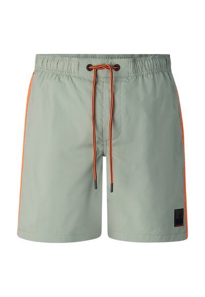 Shorts de bain vert clair avec des bandes latérales orange, un cordon de serrage orange, une taille élastique et un petit patch rectangulaire noir sur la jambe gauche.