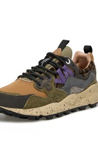 Vícebarevné tenisky kombinující hnědé, zelené a fialové materiály, s texturovaným svrškem, černými šňůrkami a skvrnitou béžovou podrážkou.