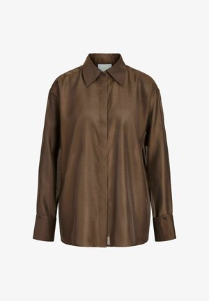 Smeđa bluza dugih rukava s kragnom, skrivenim patentnim kopčanjem i manšetama na kopčanje, izrađena od glatkog, blago sjajnog materijala.