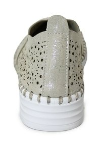 Sneaker in pelle perforata grigio chiaro con retro testurizzato, suola bianca impilata e dettagli di cucitura intrecciata.