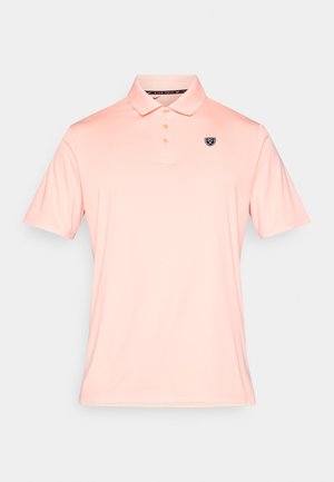 Ροζ ανοιχτό πουκάμισο πόλο από λείο υλικό, με γιακά τριών κουμπιών και μικρό ναυτικό μπλε λογότυπο στο αριστερό στήθος. Κοντά μανίκια.