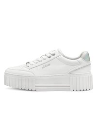 Sneakers bianchi con suola spessa e rigata. Realizzati in pelle liscia, presentano lacci rotondi e un accento metallico sul tallone.