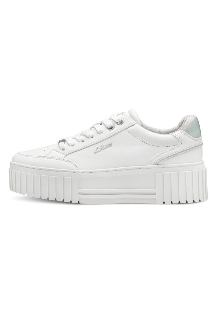 Sneakers bianchi con suola spessa e rigata. Realizzati in pelle liscia, presentano lacci rotondi e un accento metallico sul tallone.
