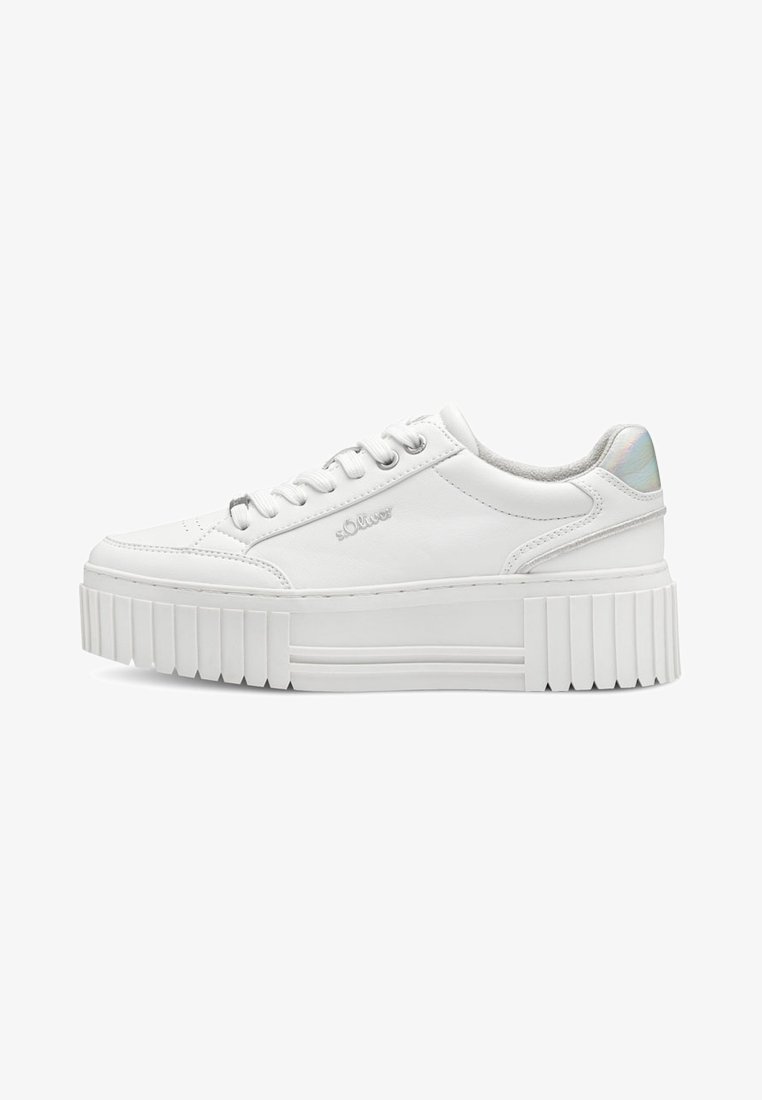 Sneakers bianchi con suola spessa e rigata. Realizzati in pelle liscia, presentano lacci rotondi e un accento metallico sul tallone.