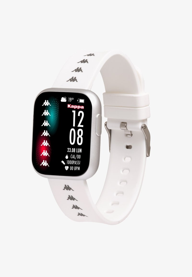 Montre connectée Kappa avec un écran tactile carré noir affichant l'heure et des données. Elle est dotée d'un bracelet en silicone blanc avec des logos gris et une boucle en argent.