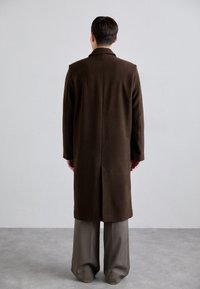 Essential Collective COAT - Klassisk frakke - fuzzy brown
